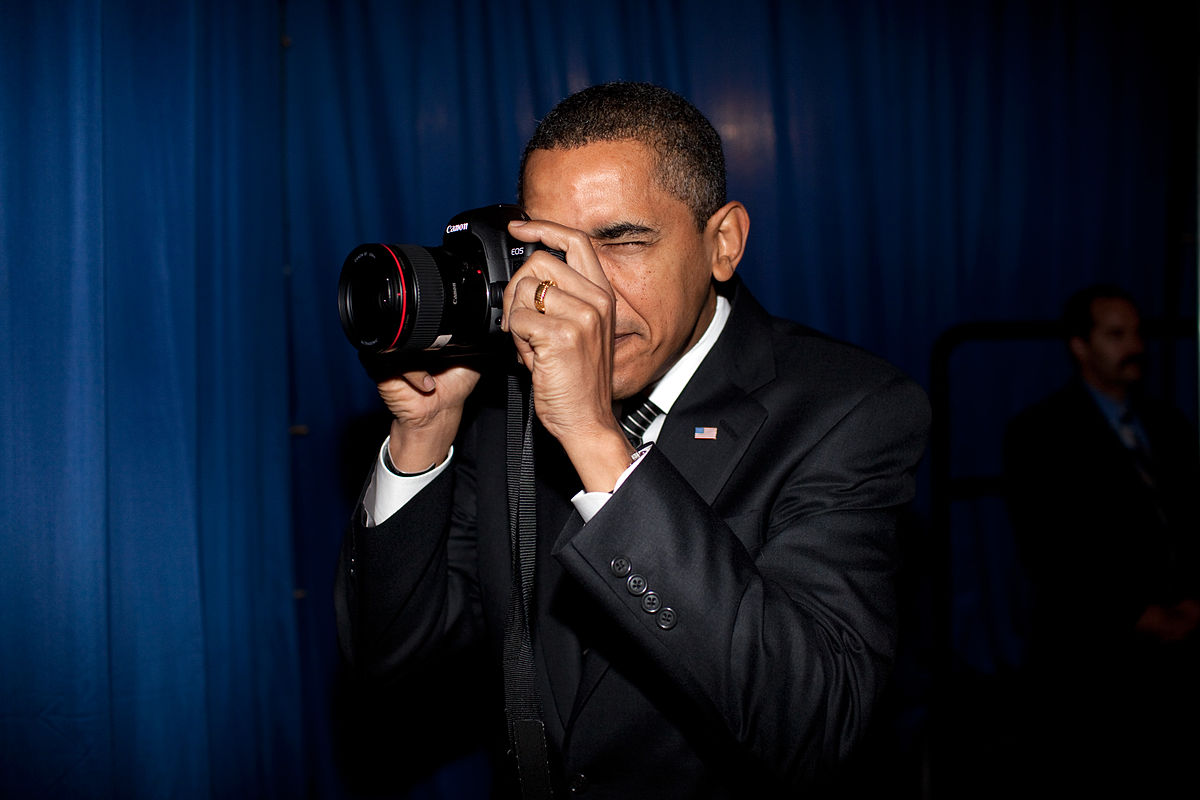 President_Barack_Obama_holding_a_canon_camera
